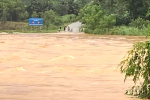 Cầu tràn bắc qua sông Ngàn Sâu ngập sâu, bản Rào Tre bị chia cắt