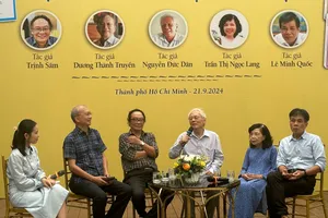 5 tác giả tham gia vào tủ sách Tiếng Việt giàu đẹp (từ phải qua: nhà văn Lê Minh Quốc, PGS-TS Trần Thị Ngọc Lang, GS-TS Nguyễn Đức Dân, PGS-TS Trịnh Sâm và nhà báo Dương Thành Truyền)