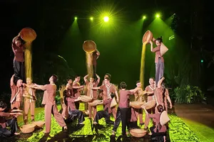 Các nghệ sĩ xiếc trẻ của Nhà hát Nghệ thuật Phương Nam trong chương trình xiếc MeKong show. Ảnh: THÚY BÌNH