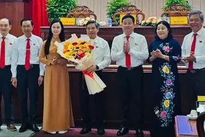 Các đại biểu tặng hoa chúc mừng ông Đồng Văn Thanh, Bí thư Tỉnh ủy vừa được bầu giữ chức danh Chủ tịch HĐND tỉnh Hậu Giang