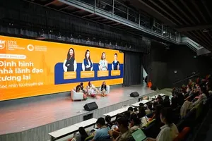 Học sinh, phụ huynh tìm hiểu thông tin lộ trình chương trình phổ thông quốc tế Oxford tại Việt Nam