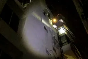 Cảnh sát tiếp cận xe thang từ tầng cao để giải cứu các nạn nhân mắc kẹt.