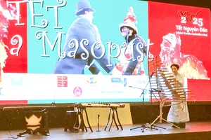 Biểu diễn văn nghệ tại Lễ hội Tết Việt và Lễ hội cổ truyền Masopust của Czech. Ảnh: MAI LAN