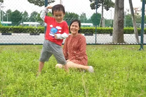 Vui chơi với con, dạy con từ sớm để trẻ có cách ứng xử văn minh. Ảnh: XUÂN HẠ