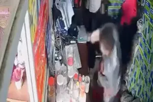 Nam thanh niên đập phá laptop 