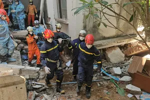 Lực lượng cứu hộ của Việt Nam đưa thi thể nạn nhân ra ngoài. Ảnh: Baochinhphu.vn