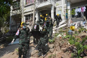 Lực lượng cứu hộ của Quân đội nhân dân Việt Nam hỗ trợ tìm kiếm các nạn nhân ra khỏi khu vực đổ nát. Ảnh: BỘ QUỐC PHÒNG