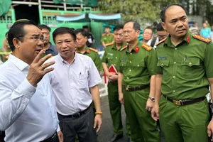 Chủ tịch UBND TPHCM thăm, động viên gia đình có nạn nhân tử vong trong vụ cháy ở quận 8