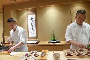 Phục vụ sushi trong nhà hàng Harutaka, Nhật Bản. Ảnh: LUXEAT