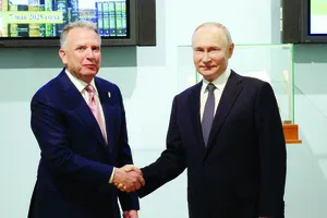 Tổng thống Nga Vladimir Putin (phải) tiếp Đặc phái viên Tổng thống Mỹ Steve Witkoff tại Saint Petersburg. Ảnh: TTXVN