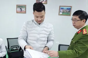 Cơ quan điều tra làm việc với Nguyễn Thành Luân, Giám đốc Công ty Rance Pharma. Ảnh: Báo Công An Nhân Dân