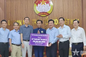 Hiệp sĩ Đại Thánh Giá (đứng giữa) và các thành viên đoàn công tác ủng hộ Quỹ Vì người nghèo tỉnh Quảng Trị