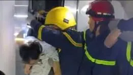 Cảnh sát phòng cháy chữa cháy giải cứu người nước ngoài bị kẹt trong thang máy