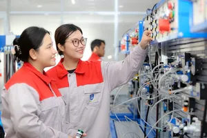 Sinh viên nữ ngành Tự động hóa, Trường ĐH Nguyễn Tất Thành trong giờ thực hành 