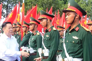 Trưởng Ban Tuyên giáo và Dân vận Trung ương thăm, tặng quà lực lượng diễu binh, diễu hành 