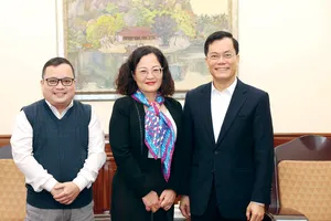 Nguyên Thứ trưởng Bộ Ngoại giao Hà Kim Ngọc (phải) cùng phóng viên Báo SGGP