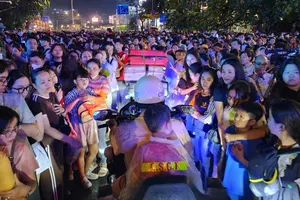 CSGT TPHCM mở đường đưa bé trai 5 tuổi đuối sức về chăm sóc và hỗ trợ tìm người thân.