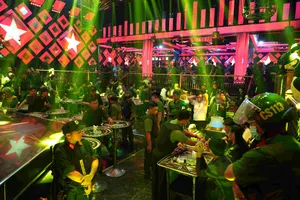 Hàng trăm cảnh sát bao vây quán bar Paris Night Club
