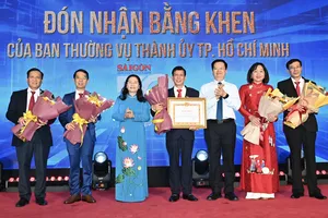 Phó Thủ tướng Mai Văn Chính và Chủ tịch HĐND TPHCM Nguyễn Thị Lệ trao bằng khen của Ban Thường vụ Thành ủy TPHCM đến tập thể Báo SGGP 