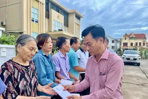 Phóng viên Quốc Hùng trao hỗ trợ đến các gia đình bị thiệt hại nặng nề do bão Yagi (bão số 3, năm 2024) tại phường Hồng Hải, TP Hạ Long, tỉnh Quảng Ninh