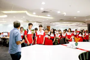 Lãnh đạo Tòa soạn SGGP giới thiệu quy trình xuất bản báo in đến sinh viên Trường Cao đẳng Phát thanh - Truyền hình II. Ảnh: VÕ THẮM