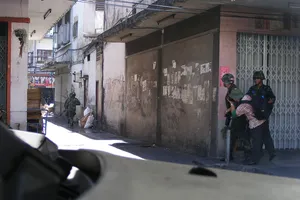 Nhà báo Chiến Dũng (áo caro) theo chân lực lượng quân đội Thái Lan truy tìm những tay bắn tỉa trên đường phố Bangkok, năm 2010. Ảnh: ĐỖ VĂN