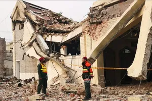 Rạng sáng 7-5, Ấn Độ đã bắn tên lửa nhằm vào nhiều địa điểm ở Pakistan, gồm cả khu vực Kashmir do Pakistan quản lý, trong bối cảnh căng thẳng leo thang giữa hai nước láng giềng. Trong ảnh là ngôi nhà tại Muridke, Pakistan bị phá hủy sau khi trúng tên lửa của Ấn Độ. Ảnh: THX/TTXVN