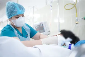 Vụ bệnh nhi bị cây xanh rơi trúng người: Bệnh viện Chợ Rẫy miễn 100% viện phí