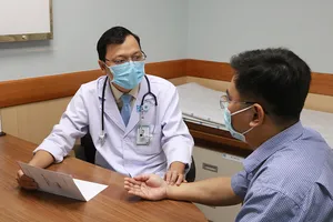 Bác sĩ Bệnh viện Đại học Y Dược TPHCM đang thăm khám cho người bệnh bị mỡ trong máu cao