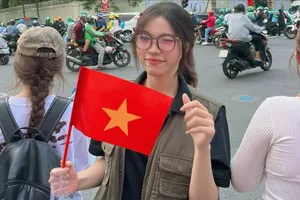 Chị Khánh Nguyên (sinh viên Trường Đại học Giao thông Vận tải TPHCM) mặc áo ghilê của ông ngoại đến tham dự buổi sơ duyệt diễu binh