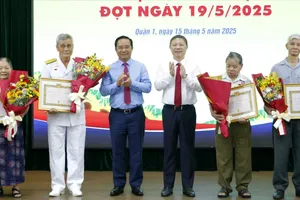 Đồng chí Nguyễn Văn Được trao Huy hiệu Đảng đến đảng viên tại quận 1