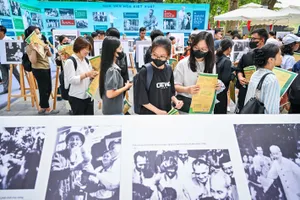 Đông đảo thanh niên, sinh viên đến xem triển lãm ảnh “Rạng rỡ tên Người” do Báo Nhân Dân tổ chức