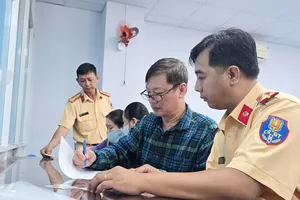 CSGT TPHCM hướng dẫn người dân làm thủ tục đăng ký xe
