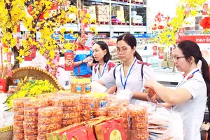 Cơ quan chức năng kiểm tra, khảo sát chất lượng thực phẩm tại chuỗi siêu thị Mega Market (TP Thủ Đức, TPHCM) dịp Tết 2025