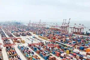 Container tại cảng Quảng Châu ở tỉnh Quảng Đông, Trung Quốc xếp hàng chờ vận chuyển. Ảnh: Yonhap