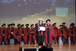 Tân thủ khoa Lê Thị Mỹ Quyền nhận học bổng thủ khoa tài năng