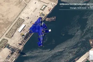 Hình ảnh tàu chiến của Triều Tiên nằm chìm một phần và được phủ bằng bạt màu xanh. Ảnh: X/Open Source Centre/TTXVN