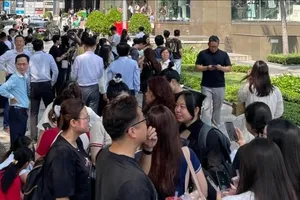 Nhiều người làm việc trong tòa nhà Vincom Đồng Khởi, quận 1, TPHCM thoát xuống đất sau dư chấn động đất tại Myanmar. Ảnh: HOÀNG HÙNG