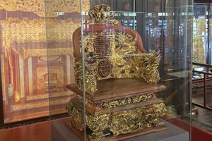 Bảo vật quốc gia - Ngai hoàng đế Duy Tân được đặt trong tủ kính bảo vệ