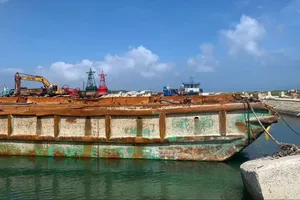 Cận cảnh tàu kéo sà lan được trục vớt sau 1 năm ở dưới biển Lý Sơn, Quảng Ngãi