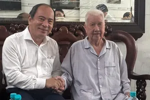 PGS-TS-BS Tăng Chí Thượng, Giám đốc Sở Y tế TPHCM thăm chúc thọ ông mừng thọ ông Lê Văn Ngữ 