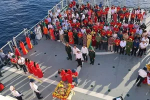 Lễ tưởng niệm các cán bộ, chiến sĩ hy sinh vì sự nghiệp chủ quyền biển đảo. Ảnh: Báo QĐND