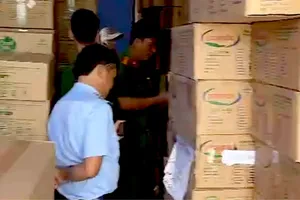 Ngành chức năng tỉnh Long An phát hiện 11.856 lon sữa bột không rõ nguồn gốc tại một căn nhà thuộc huyện Cần Đước