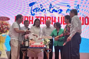 Các đại biểu cùng NAG Trần Thế Phong thực hiện nghi thức khai mạc triển lãm