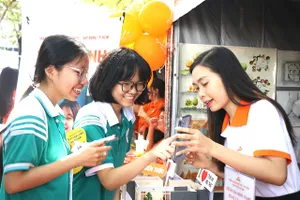 Học sinh THPT trên địa bàn quận 12 tham gia ngày hội tư vấn tuyển sinh do Sở GD-ĐT TPHCM tổ chức. Ảnh: QUANG HUY