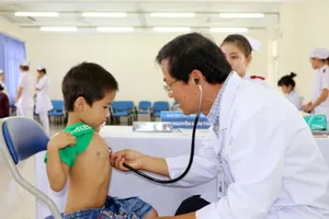 Bác sĩ Nguyễn Hữu Tùng trong một lần khám từ thiện. Ảnh: NVCC