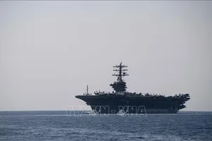 Tàu sân bay USS Nimitz của Mỹ đi qua Eo biển Hormuz. Ảnh tư liệu: AFP/TTXVN