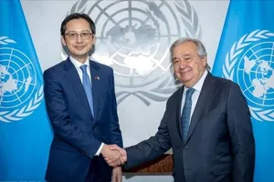 Đại sứ Đỗ Hùng Việt và Tổng Thư ký Liên hợp quốc António Guterres. Ảnh: TTXVN