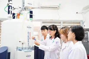 Giảng viên hướng dẫn sinh viên ngành Hóa học thực hành tại Phòng Phân tích trung tâm, Trường Đại học Khoa học tự nhiên (Đại học Quốc gia TPHCM). Ảnh: THANH HÙNG