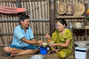 Bữa cơm gia đình ấm tình mẹ cha. Ảnh: ĐỖ TÌNH